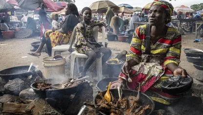 بائعو لحوم الطرائد المشوية في أحد الأسواق في شمال غرب نيجيريا في 16 أغسطس 2025 - بلومبرغ