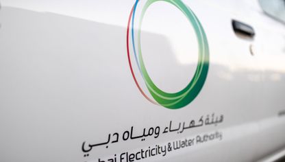 شعار هيئة كهرباء ومياه دبي (ديوا) على مركبة تابعة للهيئة - المصدر: بلومبرغ