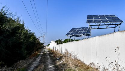 ألواح طاقة شمسية قرب مدينة تونس - المصدر: أ.ف.ب