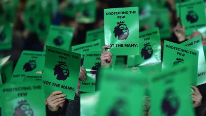 جماهير نادي "إيفرتون" يحملون لافتات احتجاجية في المدرجات قبل مباراة الدوري الإنجليزي الممتاز - المصدر: أ.ف.ب/غيتي إيمجز