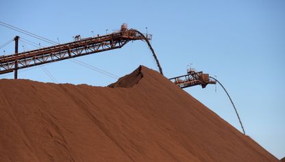 خام الحديد يتساقط على مخزونات منجم "كلاود بريك " التابع لشركة " فورتسكيو ميتالز غروب"  بمنطقة بيلبارا في ولاية ويسترن أستراليا - المصدر: بلومبرغ