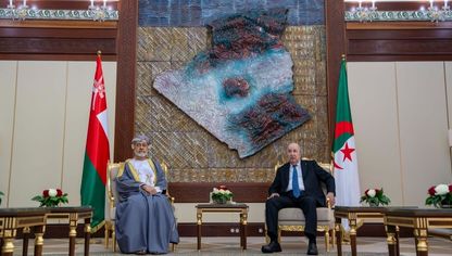 سلطان عمان هيثم بن طارق والرئيس الجزائري عبد المجيد تبون خلال محادثات مشتركة على هامش زيارة سلطان عمان إلى الجزائر - الشرق