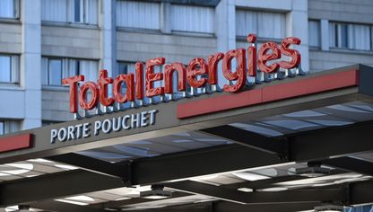 لافتة تحمل شعار "توتال إنرجيز" أعلى محطة وقود تابعة للشركة في باريس، فرنسا - المصدر: بلومبرغ