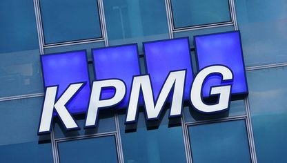 شعار "كيه بي إم جي" (KPMG) مثبت على الجدار الزجاجي الخارجي لمبنى الشركة في برلين، ألمانيا. - الشرق/بلومبرغ