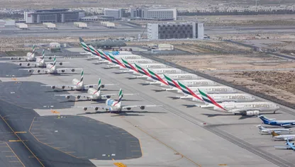 طائرةات تابعة لشركة "طيران الإمارات" على مدرج مطار آل مكتوم الدولي في دبي - بلومبرغ