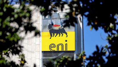 شعار شركة الطاقة الإيطالية "إيني" يعتلي المقر الرئيسي للشركة في روما، إيطاليا - المصدر: بلومبرغ