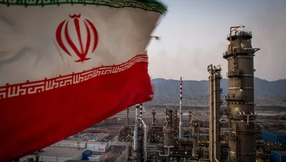 علم إيران يرفرف فوق مصفاة لمكثفات الغاز في بندر عباس - بلومبرغ