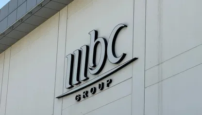شعار "MBC" معلق على جدار مقر الشركة الإعلامية في دبي، الإمارات العربية المتحدة - المصدر: بلومبرغ