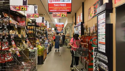 متسوقون يتبضعون في أحد متاجر العاصمة اليابانية طوكيو - بلومبرغ