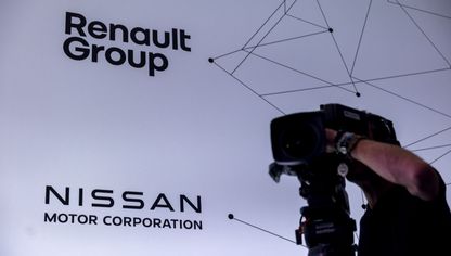 شعار شركتي "رينو" ونيسان" خلال مؤتمر صحفي في لندن - بلومبرغ