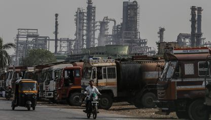 شاحنات لنقل النفط تقف خارج مصفاة نفط في مومباي، الهند - بلومبرغ