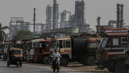 شاحنات لنقل النفط تقف خارج مصفاة نفط في مومباي، الهند - بلومبرغ