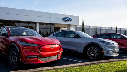 سيارات "فورد ماك-إي" الكهربائية في وكالة فورد في ريتشموند، كاليفورنيا، الولايات المتحدة - بلومبرغ
