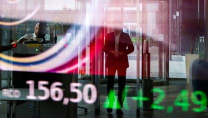 شاشة تعرض أسعار الأسهم في بهو بورصة يورونكست في باريس بفرنسا - المصدر: بلومبرغ