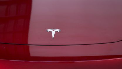 شارة غطاء محرك السيارة الكهربائية Tesla Model 3 (EV) في جناح الشركة خلال معرض ميونيخ للسيارات، ألمانيا - الشرق/بلومبرغ