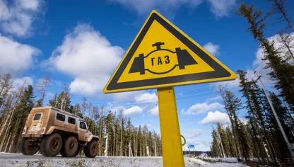 علامة خط أنابيب الغاز فوق سطح الأرض في حقل النفط والغاز والمكثفات لشركة غازبروم "تشاياندينسكوي"، المورد الرئيسي لخط أنابيب "باور أوف سيبيريا" التابع لـ"غازبروم"، في منطقة لينسك بجمهورية ساخا، روسيا - المصدر: بلومبرغ