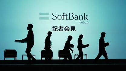 عمال على المنصة أثناء استعدادهم لمؤتمر صحفي تابع لمجموعة "سوفت بنك" في طوكيو، اليابان - بلومبرغ