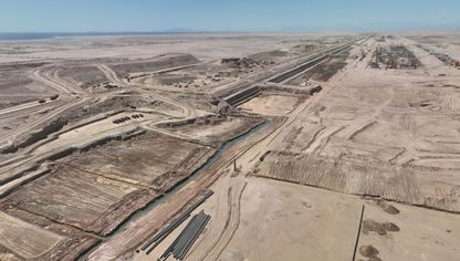 جانب من أعمال تشييد البنية التحتية لمشروع "ذا لاين" في نيوم، السعودية - المصدر: الشرق