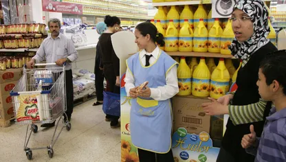 داخل أحد محلات البقالة في العاصمة المغربية، الرباط. - AFP