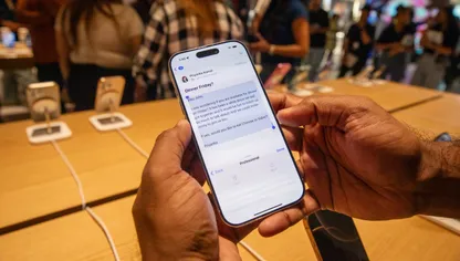 أحد المستخدمين يقوم بتجربة تقنية الذكاء الاصطناعي الخاصة بـ"أبل" - بلومبرغ