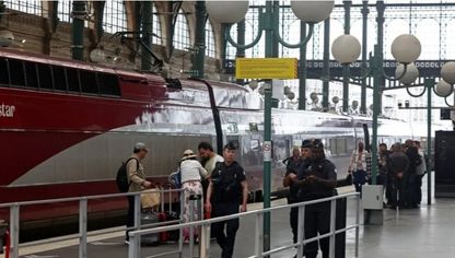 ضباط شرطة فرنسيون أثناء دورية في محطة قطار الشمال (جار دو نور) في باريس قبل حفل افتتاح الأولمبياد. 26 يوليو 2024 - رويترز