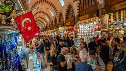 علم تركيا معلّق بمتجر للهدايا التذكارية داخل بازار للتوابل في منطقة إمينونو في إسطنبول، تركيا - المصدر: بلومبرغ