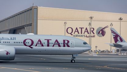 طائرة ركاب داخل مطار حمد الدولي، بالدوحة، قطر - المصدر: بلومبرغ