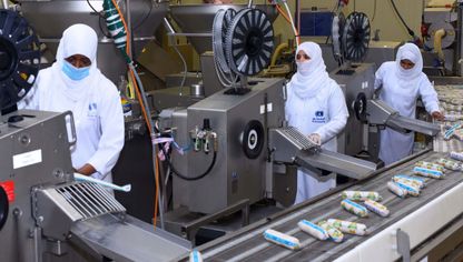 عاملات يعملن على خط لإنتاج المواد الغذائية في مصنع تابع لشركة المنجم السعودية، جدة، المملكة العربية السعودية (المصدر: شركة المنجم) - المصدر: بلومبرغ
