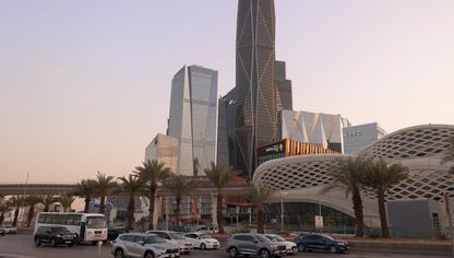 حركة المرور بالقرب من مركز الملك عبدالله المالي في الرياض، المملكة العربية السعودية، 10 مايو 2025 - بلومبرغ