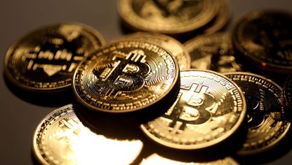 قطع رمزية تحمل شعار العملة المشفرة "بتكوين" - المصدر: بلومبرغ
