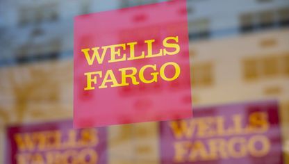 شعار "ويلز فارغو" على زجاج فرع البنك في نيويورك، الولايات المتحدة. - المصدر: بلومبرغ