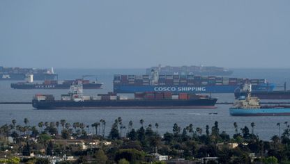 سفن حاويات تنتظر قبالة ميناء لونغ بيتش، بكاليفورنيا، الولايات المتحدة - المصدر: بلومبرغ