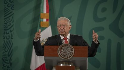 أندريس مانويل لوبيز أوبرادور رئيس المكسيك يتحدث خلال مؤتمر صحفي في القصر الوطني في مكسيكو سيتي بالمكسيك يوم الثلاثاء 19 أكتوبر 2021 - المصدر: بلومبرغ