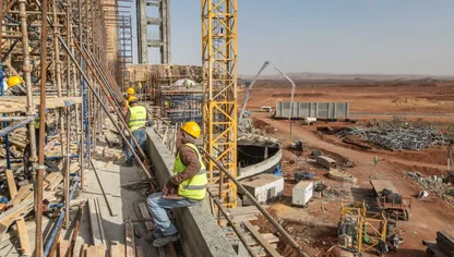 عمال بأحد مشروعات العاصمة الإدارية الجديدة في مصر - المصدر: بلومبرغ