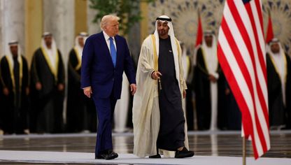 رئيس الإمارات الشيخ محمد بن زايد آل نهيان والرئيس الأميركي دونالد ترمب في قصر الوطن، أبوظبي، الإمارات العربية المتحدة، 15 مايو 2025 - رويترز