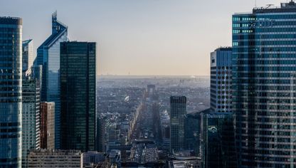 'قوس النصر' يظهر في نهاية شارع الشانزليزيه وناطحات سحاب في منطقة La Defense للأعمال في باريس، فرنسا - المصدر: بلومبرغ