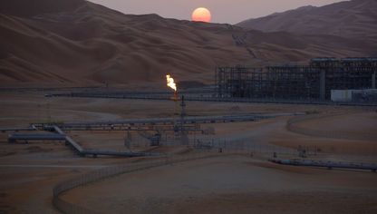 لهب يحترق  في منشأة معالجة النفط في حقل الشيبة النفطي التابع لشركة أرامكو، السعودية  - المصدر: بلومبرغ