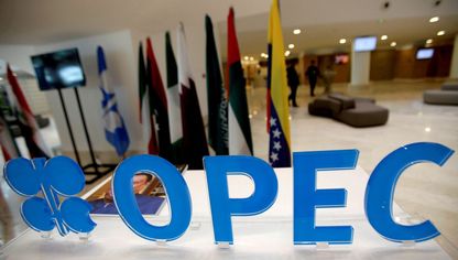 شعار أوبك على زجاح صالة الاستقبال بمقر المنظمة الرئيسي في العاصمة فيينا، النمسا - المصدر: بلومبرغ