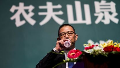 تشونغ شانشان، رئيس مجلس إدارة شركة "نونغفو سبرينغ" - المصدر: بلومبرغ