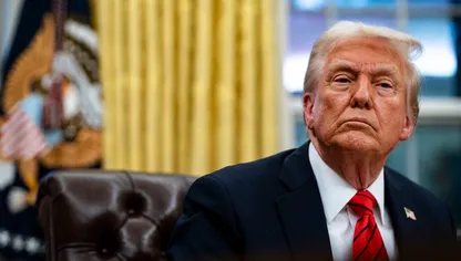 الرئيس الأميركي دونالد ترمب أثناء توقيع أمر تنفيذي في المكتب البيضاوي بالبيت الأبيض في واشنطن العاصمة، الولايات المتحدة بتاريخ 10 فبراير 2025 - بلومبرغ