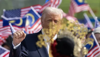 الرئيس الأميركي دونالد ترمب يلوح بقبضته  قبل مغادرته مطار كوالالمبور الدولي في سيبانغ، ماليزيا. 27 أكتوبر 2025 - بلومبرغ