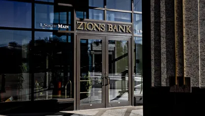 مدخل مصرف "زيونز بانكورب" في نيويورك - بلومبرغ