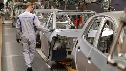 عامل يفحص بيده هيكل سيارة كهربائية من طراز "أي دي3" في مصنع "فولكس واجن" في زويكاو في ألمانيا - المصدر: بلومبرغ