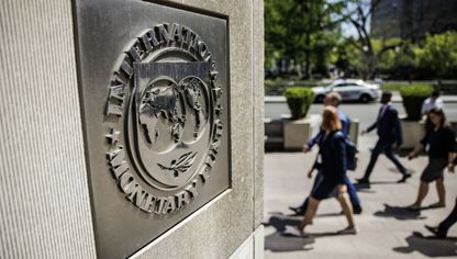 شعار صندوق النقد الدولي يزين الجدار الخارجي لمقر الصندوق في واشنطن العاصمة، الولايات المتحدة - المصدر: بلومبرغ