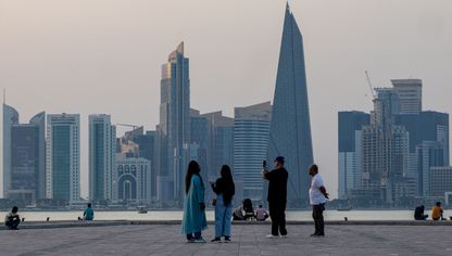 زوار يلتقطون الصور مقابل مركز قطر المالي في الدوحة، قطر، الاثنين 19 مايو 2025 - بلومبرغ