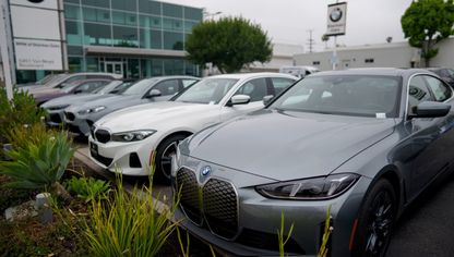 سيارات "BMW" جديدة للبيع في وكالة للشركة في لوس أنجلوس، كاليفورنيا، الولايات المتحدة، 30 أبريل 2025 - بلومبرغ