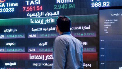 مستثمر يراقب حركة الأسهم على لوحة معلومات تعرض تداولات سوق الأسهم السعودية - المصدر: بلومبرغ