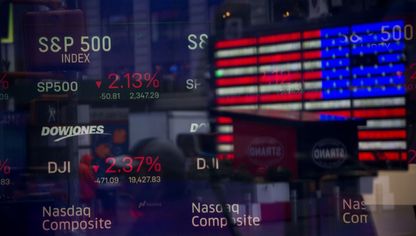 شاشات تعرض بيانات سوق الأسهم كما تظهر من نافذة بورصة ناسداك في ساحة تايمز سكوير. نيويورك/الولايات المتحدة - بلومبرغ