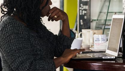 زائرة تعمل على جهاز كمبيوتر محمول في المقهى داخل مركز الابتكار التكنولوجي "آي هاب" في نيروبي، كينيا - المصدر: بلومبرغ