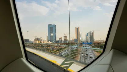 صورة تظهر حركة المرور في شارع الملك فهد، في العاصمة السعودية الرياض، ويظهر عدد من الأبراج السكنية والتجارية في أحد أحياء المدينة، كما تبدو من نافذة قطار الرياض، المملكة العربية السعودية، 1 ديسمبر 2024 - بلومبرغ